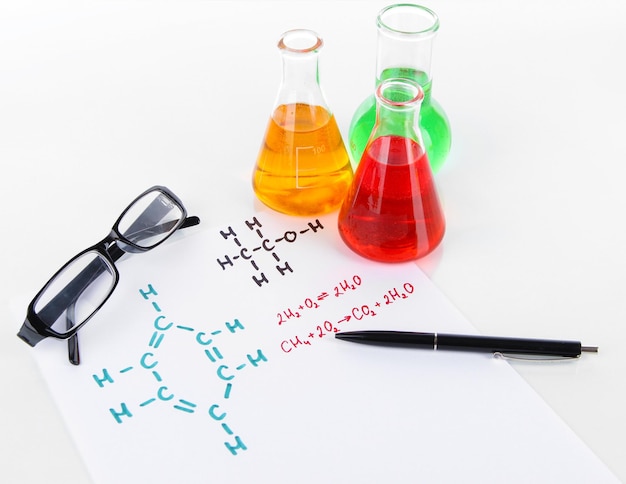 Probówki z kolorowymi płynami i formułami izolowanymi na białym