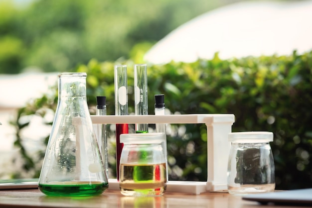 Probówki z kolorowymi substancjami chemicznymi na stole Koncepcja chemii naukowej