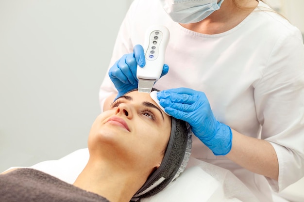 Procedura kawitacji ultradźwiękowej peeling twarzy pielęgnacja skóry twarzy kobieta czyści twarz