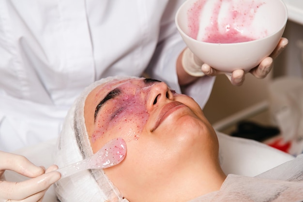 Procedury kliniki pielęgnacji skóry dla elastyczności skóry twarzy
