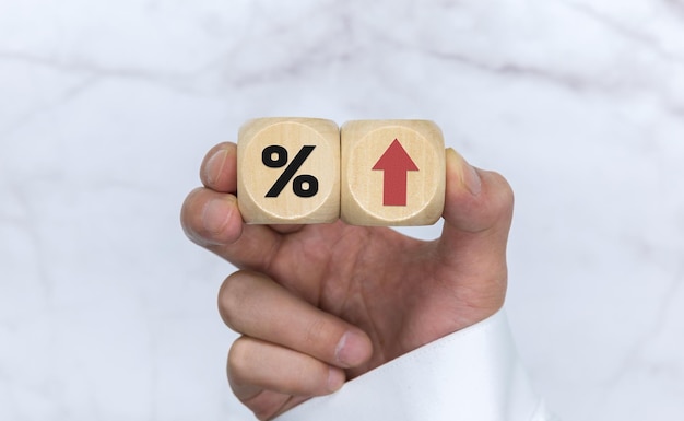Zdjęcie procent do ikony symbolu strzałki w górę iw dół zapasy stóp procentowych ranking finansowy oprocentowanie kredytów hipotecznych i koncepcja redukcji strat