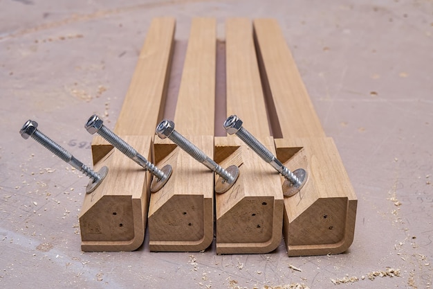 Proces budowy nóg stołu z drewna masywnego Proces produkcji drewnianych mebli Closeup