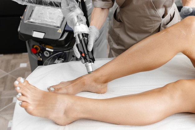 Proces depilacji laserowej nóg w depilacji dużej dłoni za pomocą lasera