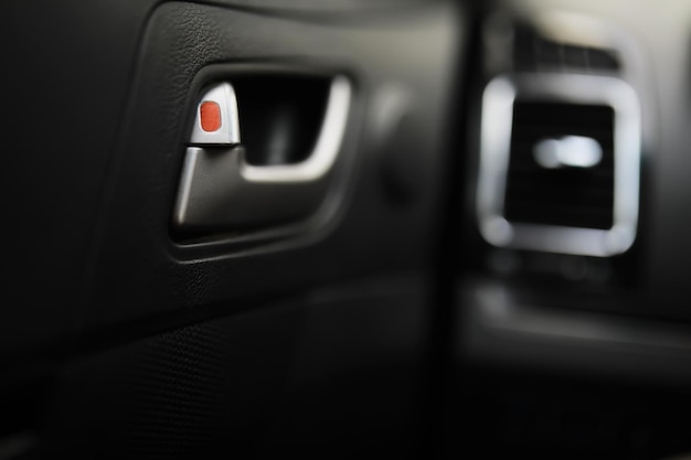 Proces doboru klimatyzacji w samochodzie Różne elementy sterujące w autoprzełącznikach Nowoczesne wnętrze samochodu