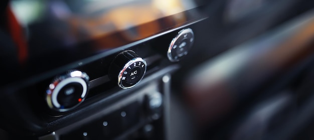 Proces doboru klimatyzacji w samochodzie Różne elementy sterujące w autoprzełącznikach Nowoczesne wnętrze samochodu