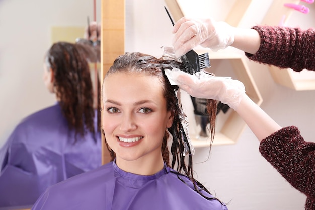 Proces farbowania włosów w salonie kosmetycznym