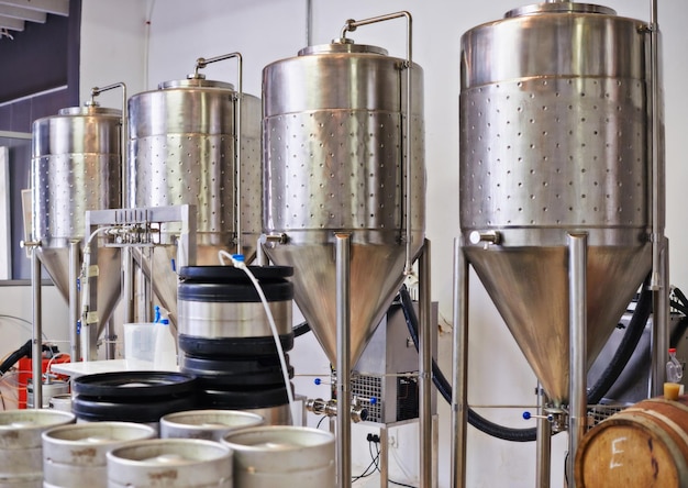 Proces fermentacji Ujęcie stalowych zbiorników w browarze