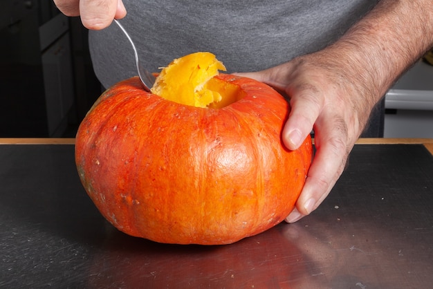 Proces krojenia dyni Halloween, proces robienia Jack-o-lantern. Jak zrobić latarnię z dyni w domu - krok po kroku.