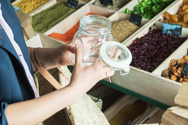 Proces Kupowania Produktów Na Wagę W Sklepie Bez Plastiku