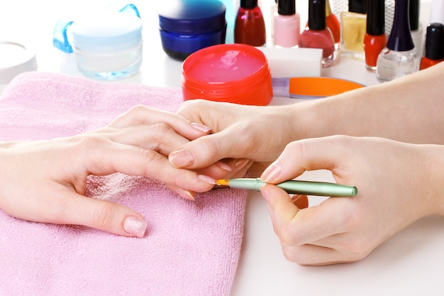 Proces Manicure W Pięknym Salonie