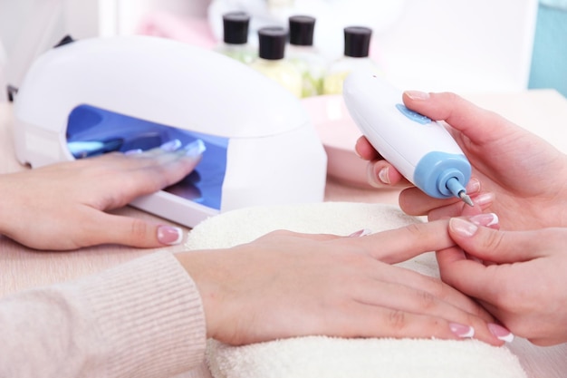 Proces manicure w salonie kosmetycznym z bliska