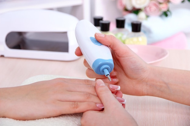 Proces manicure w salonie piękności z bliska