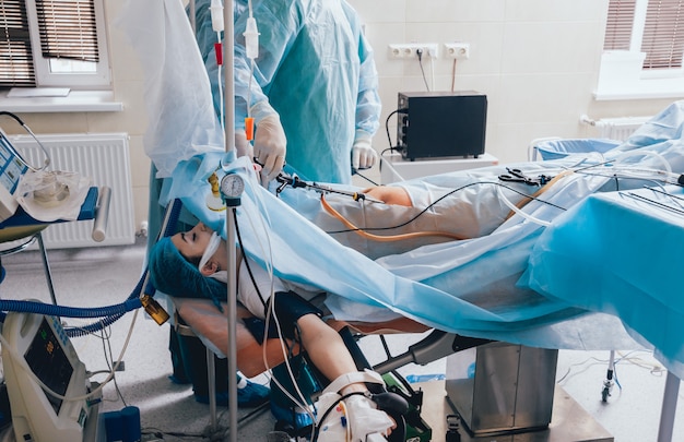 Proces operacji chirurgii ginekologicznej przy użyciu sprzętu laparoskopowego. Grupa chirurgów w sali operacyjnej ze sprzętem chirurgicznym