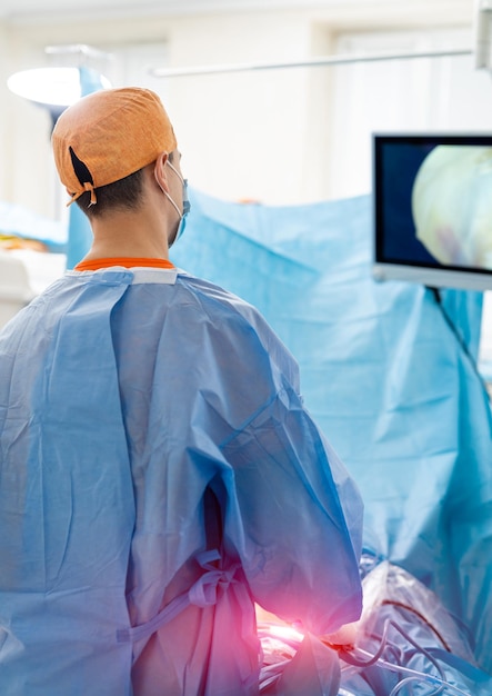 Proces operacji przy użyciu sprzętu medycznego Chirurg na sali operacyjnej ze sprzętem chirurgicznym Zaplecze medyczne