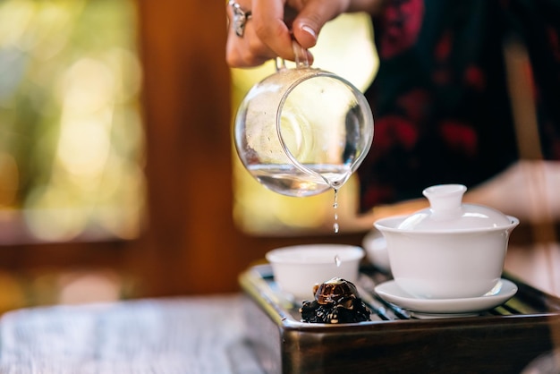 Proces parzenia herbaty Kobieta parzy herbatę ziołową