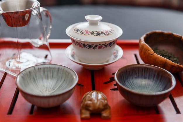 Proces parzenia herbaty podczas ceremonii parzenia herbaty. Martwa natura z czajnikiem, dwiema filiżankami i chahe.