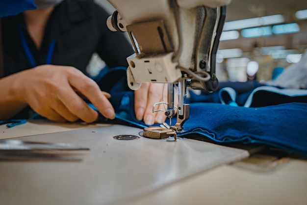 Proces pracy fabryki tkanin tekstylnych wyposażenie pracowników krawieckich Jest to fabryka maszyn do szycia