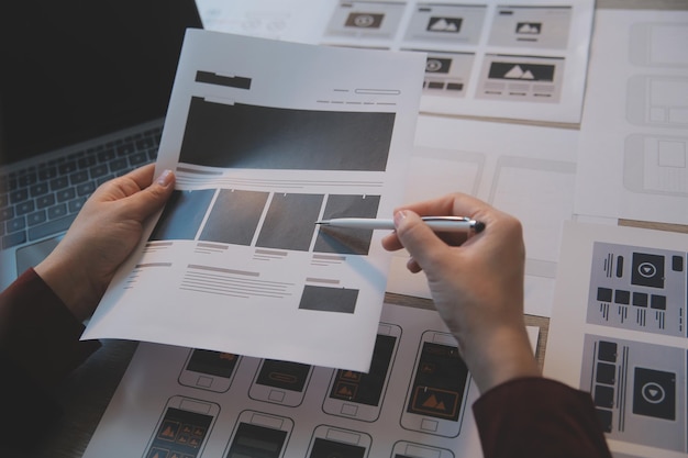 Proces projektowania interfejsu użytkownika dla modnych aplikacji mobilnych i stron internetowych Kreatywny prototyp wireframe dla profesjonalnego dewelopera aplikacji