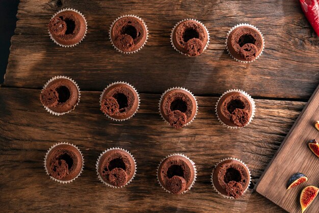 Proces przygotowania muffinek czekoladowych z nadzieniem. Widok z góry. Domowa piekarnia, wypieki, babeczki.
