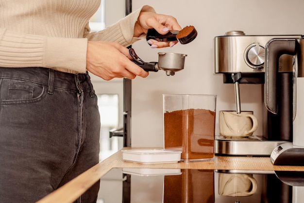 Proces przygotowywania kawy w domu Maszyna do kawy Kawa zmielona