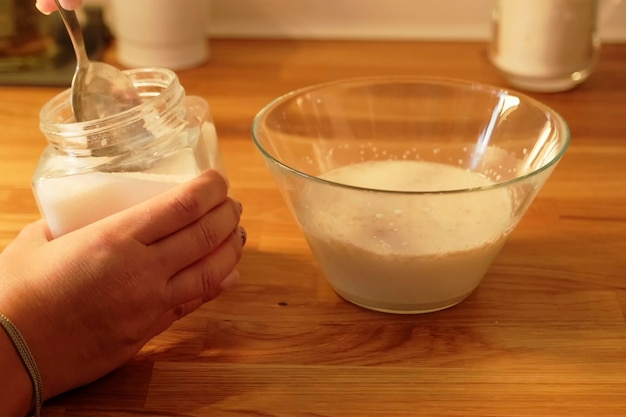 Proces robienia bułek mąka jajka czekolada drżą ciasto mleko sól