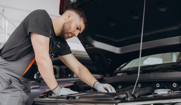 Proces rozwiązywania problemów Mechanik samochodowy pracujący w garażu Usługa naprawy