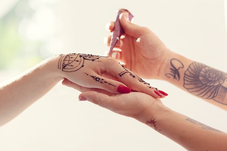 Zdjęcie proces stosowania mehndi na rękach kobiet