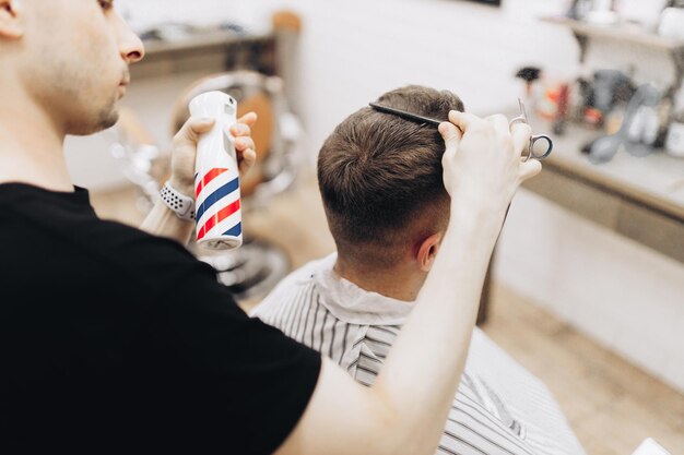 Proces strzyżenia włosów nożyczkami fryzjer dla mężczyzn barber shop