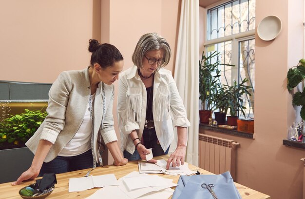 Proces szycia tworzący nową sezonową kolekcję ręcznie robionych ubrań w pracowni projektowej i krawieckiej Startup dla projektantów mody