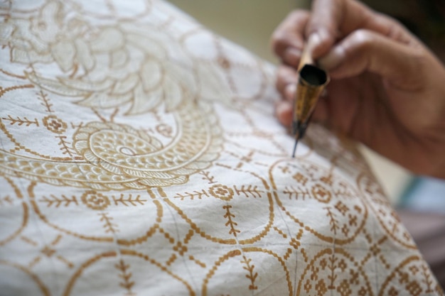 Proces tworzenia batiku Batik to ręcznie robiona tradycyjna moda artystyczna z Indonezji