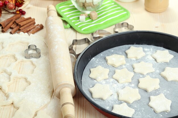 Proces tworzenia noworocznych ciasteczek z bliska