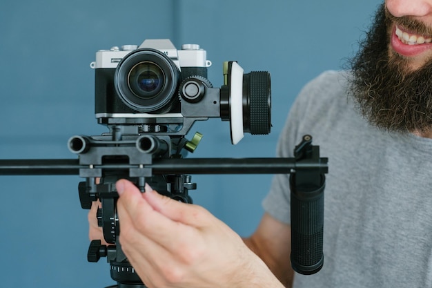 Zdjęcie proces tworzenia treści wideo człowiek trzymający kamerę i nagrywający materiał do transmisji vloga lub zgłaszania profesjonalnego sprzętu i koncepcji pomocnych narzędzi