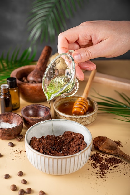 Proces wykonania domowego peelingu kawowego do pielęgnacji skóry z dodatkiem ekologicznych kosmetyków olejnych