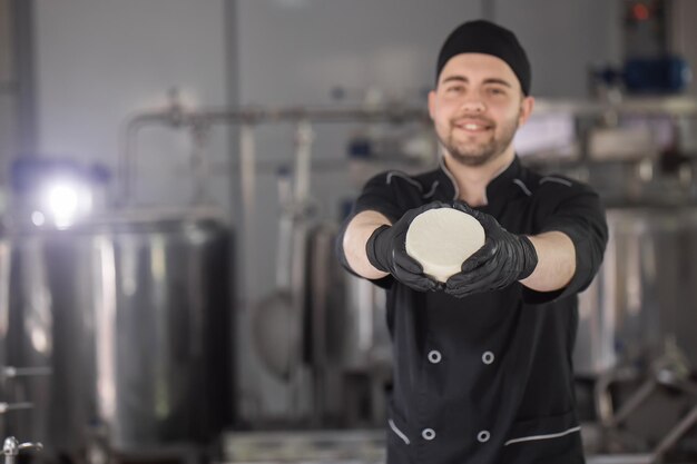 Producent serów domowej roboty rano produkuje ręcznie mozzarellę ze świeżego mleka wysokiej jakości od swoich krów owiec Koncepcja tradycji włoskiej mozzarelli