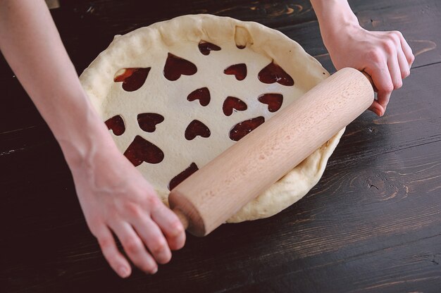 Produkcja ciasta truskawkowego krok po kroku