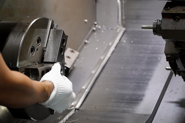 Zdjęcie produkcja kontroli jakości ręce inżyniera mierzą metalową część cyfrowo