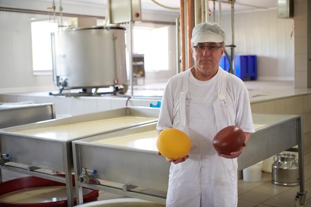 Produkcja sera mężczyzna serowar pracownik pracujący w fabryce