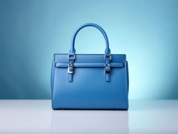Produkt fotograficzny pięknej i prostej modnej niebieskiej torebki