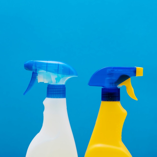 Produkty do czyszczenia butelek z rozpylaczem na jasnoniebieskim tle