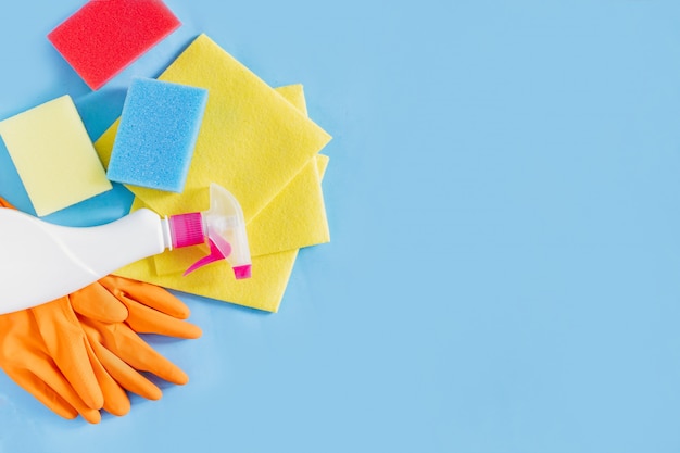 Produkty Do Dezynfekcji I Czyszczenia Gumowe Rękawiczki, Detergenty, Gąbki I Serwetki Na Niebieskim Tle