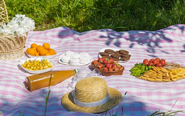 Zdjęcie produkty piknikowe na obrusie w celi