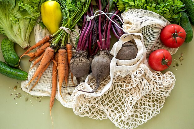 Zdjęcie produkty rolnicze ekologiczne, warzywa organiczne w workach siatkowych.