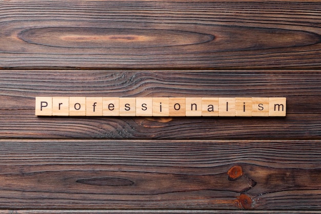 Zdjęcie profesjonalizm słowo napisane na drewnianym bloku profesjonalizm tekst na cementowym stole dla twojego desing