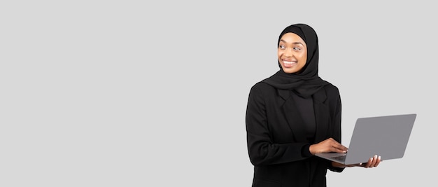 Profesjonalna i promienna afroamerykańska bizneswoman w hidżabie