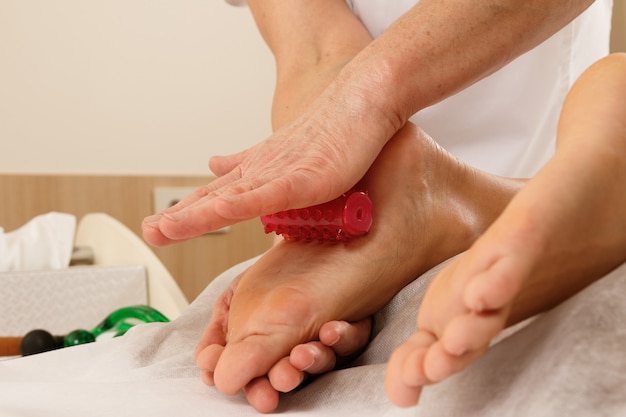 Profesjonalna masażoterapia - masaż stóp specjalnymi narzędziami