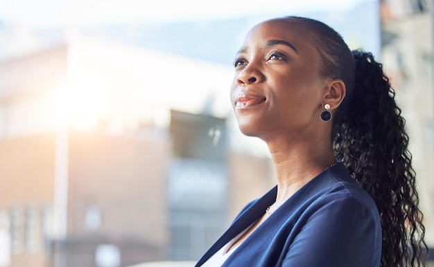 Profesjonalna twarz biurowa i myśląca konsultantka bankowa czarnej kobiety i pomysły lub strategia planu burzy mózgów Rozwiązywanie problemów z oknami i osoba biznesowa planuje wybór pracy lub przyszłości w firmie