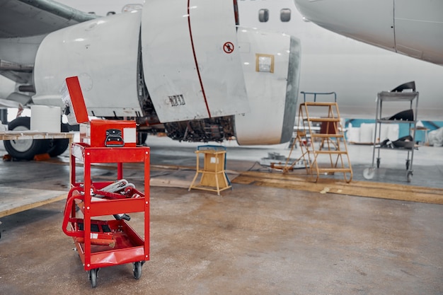 Zdjęcie profesjonalna usługa oceny samolotów w dużym hangarze