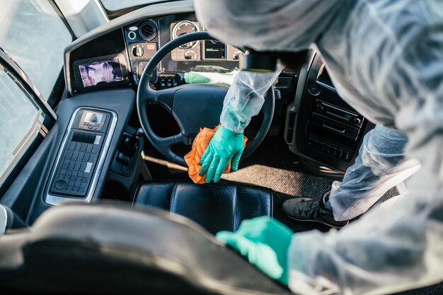 Profesjonalne Chemiczne Czyszczenie Siedzeń Autobusowych. Dezynfekcja Autobusu. Eksterminator W Odzieży Roboczej.