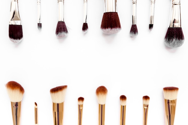 Profesjonalne narzędzia do makijażu kosmetyków dekoracyjnych na białym tle płaska kompozycja uroda moda f