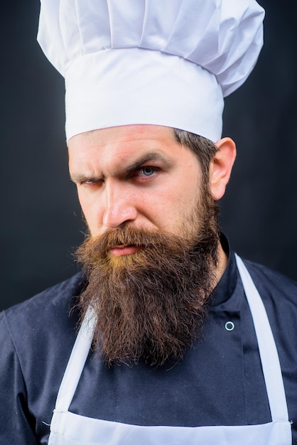 Profesjonalne podejście do biznesu brodaty mężczyzna w mundurze szefa kuchni profesjonalny poważny mężczyzna szef kuchni gotowy do